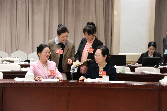 3月7日上午，十四屆全國人大四次會議北京市代表團舉行代表小組會議，審查計劃報告和草案、預算報告和草案。當天上午會議結束后，全國人大代表、北京婦產(chǎn)醫(yī)院內(nèi)分泌科主任阮祥燕與部分代表仍在繼續(xù)討論。