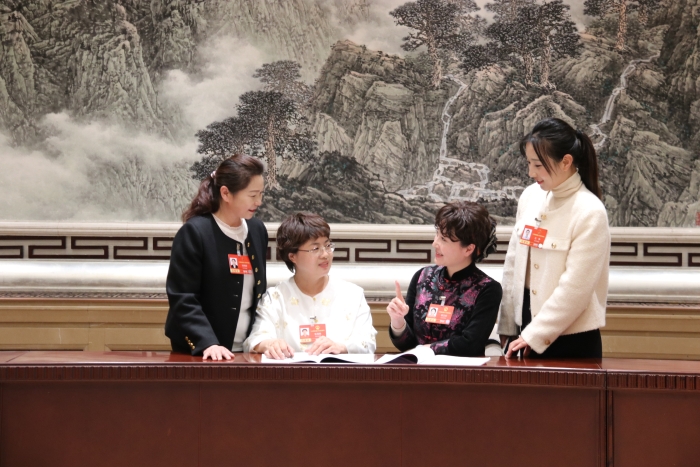 3月7日下午，十四屆全國人大四次會議北京市代表團舉行代表小組會議，審查計劃報告和草案、預算報告和草案。會后，北京市代表團部分女代表在三八婦女節(jié)來臨之際合影留念。（記者蔣紅瑜 攝）