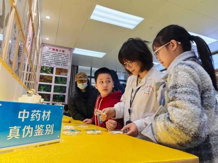 圖為檢驗(yàn)人員為孩子們講解中藥材知識(shí)。（何正君 攝）