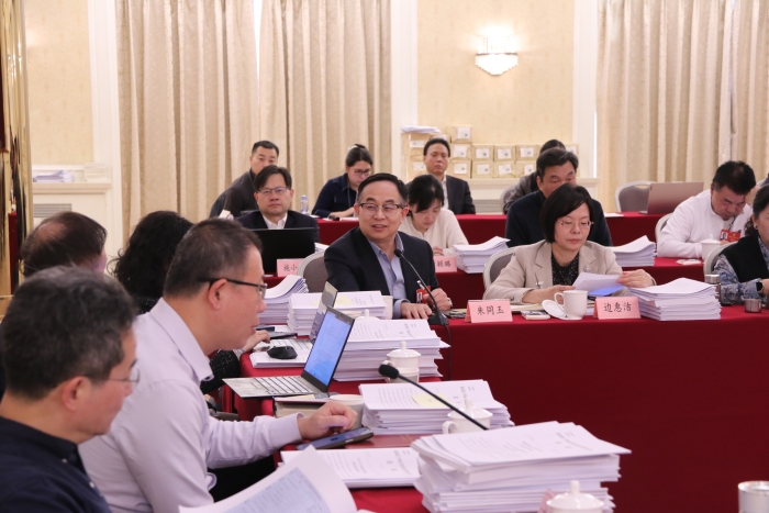 3月10日，全國政協(xié)十四屆四次會議舉行小組會議。圖為全國政協(xié)醫(yī)衛(wèi)界別部分委員在小組會議上發(fā)言。（記者李易真 攝）