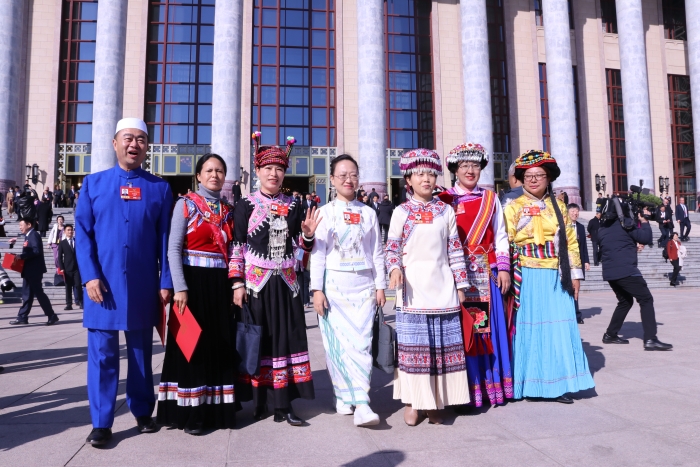 3月11日，全國政協(xié)十四屆四次會議在北京人民大會堂閉幕。這是閉幕會后，委員走出人民大會堂。（記者李易真 攝）