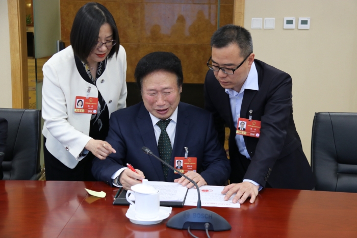 3月11日下午，十四屆全國人大四次會議四川省代表團舉行代表小組會議，審議關于政府工作報告、“十五五”規(guī)劃綱要、年度計劃、年度預算的四個決議草案。會后，全國人大代表、好醫(yī)生集團董事長耿福能與部分代表仍在熱烈討論。（記者蔣紅瑜 攝）