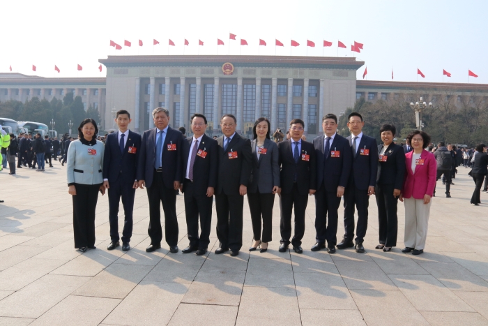 3月12日下午，十四屆全國人大四次會議在京閉幕。圖為全國人大代表、山東省眼科醫(yī)院院長史偉云（左五）和部分代表在步入會場前合影留念。（記者蔣紅瑜 攝）