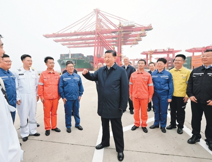 2024年5月22日至24日，中共中央總書記、國家主席、中央軍委主席習近平在山東考察。這是22日下午，習近平在日照港親切慰問港口科技工作者、運營人員、航運人員。新華社記者