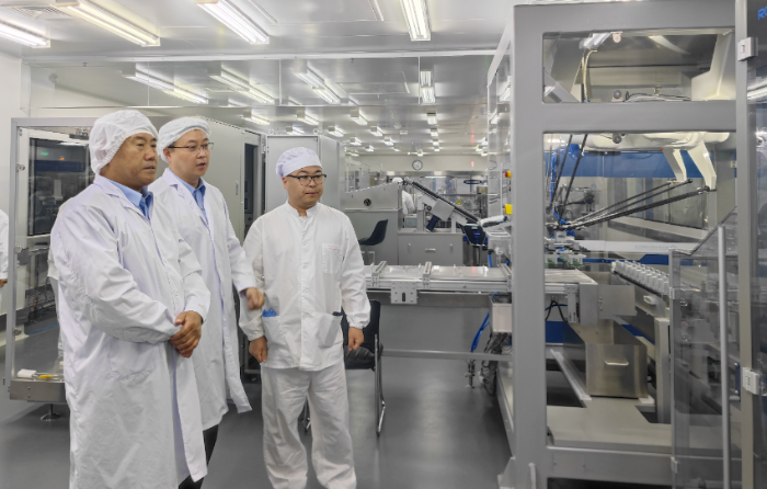 圖為執(zhí)法人員深入生物制品生產(chǎn)企業(yè)檢查設(shè)施設(shè)備維護(hù)保養(yǎng)等關(guān)鍵環(huán)節(jié)。