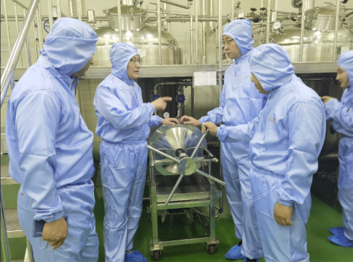 圖為監(jiān)管人員深入藥品生產(chǎn)企業(yè)指導(dǎo)幫扶。