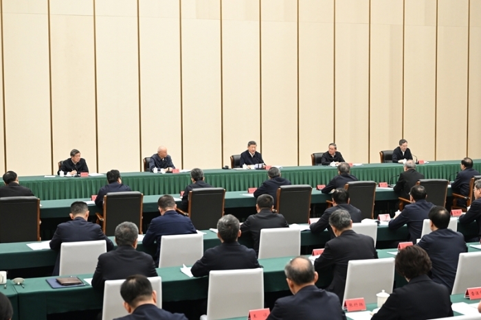 3月23日，中共中央總書(shū)記、國(guó)家主席、中央軍委主席習(xí)近平在河北雄安新區(qū)考察，并主持召開(kāi)深入推進(jìn)雄安新區(qū)高質(zhì)量建設(shè)和發(fā)展座談會(huì)。這是23日下午，習(xí)近平主持召開(kāi)深入推進(jìn)雄安新區(qū)高質(zhì)量建設(shè)和發(fā)展座談會(huì)并發(fā)表重要講話。新華社記者 謝環(huán)馳 攝