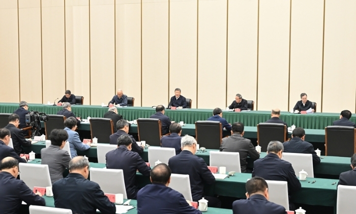 3月23日，中共中央總書(shū)記、國(guó)家主席、中央軍委主席習(xí)近平在河北雄安新區(qū)考察，并主持召開(kāi)深入推進(jìn)雄安新區(qū)高質(zhì)量建設(shè)和發(fā)展座談會(huì)。這是23日下午，習(xí)近平主持召開(kāi)深入推進(jìn)雄安新區(qū)高質(zhì)量建設(shè)和發(fā)展座談會(huì)并發(fā)表重要講話。新華社記者 燕雁 攝